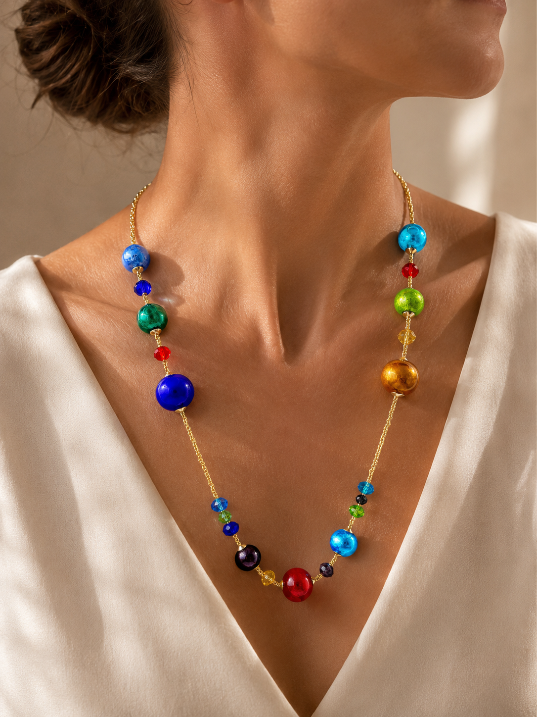Collana Matilde corta slim in vetro di Murano, 46 cm, indossata